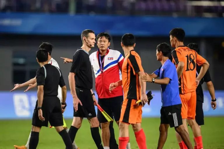足球／日本對決北韓8強賽 北韓疑不滿判決推擠裁判