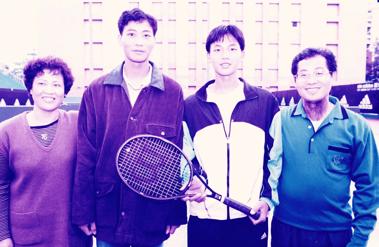青少年時期的盧彥勳（右2）與家人。