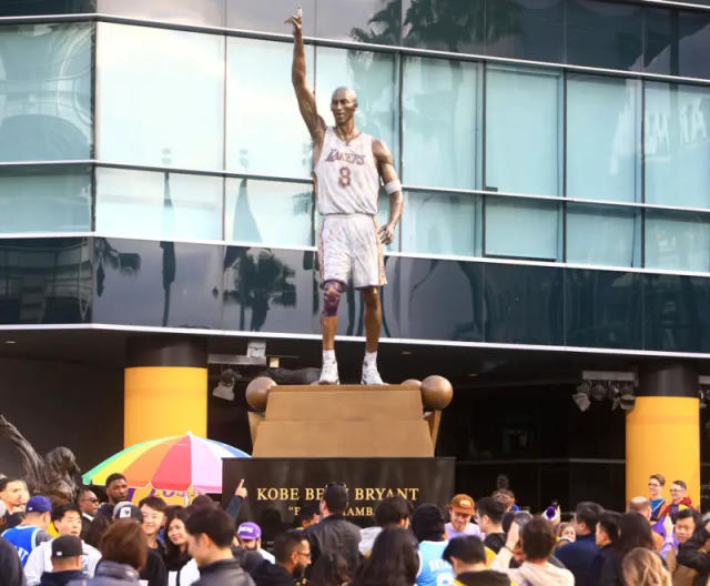 NBA／這下糗大了！ 柯比紀念雕像上竟有多處錯誤　湖人表示「正想辦法解決！」