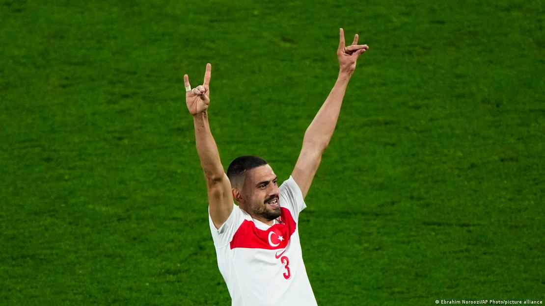 歐洲盃／土耳其球員比了「這手勢」！恐面臨禁賽風險（圖／AP）