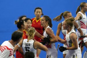 巴黎奧運/曲棍球賽場上大亂鬥? 中國女將失控擊球砸中對手引噓聲!