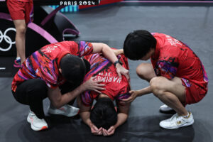 巴黎奧運/主將張本智和賽後跪地痛哭! 日本桌球男團遭瑞典上演大逆轉!