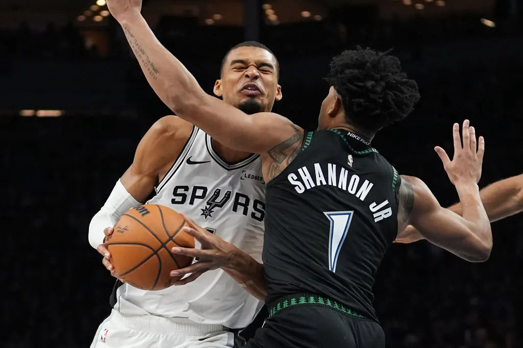 NBA／Wembanyama遭驅逐！Edwards飆36分率灰狼逆轉馬刺，系列賽扳成2：2